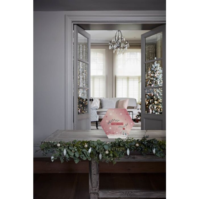 Yankee Candle - Snow Globe Wonderland 18 Tea Light & Tea Light Holder Gift Set